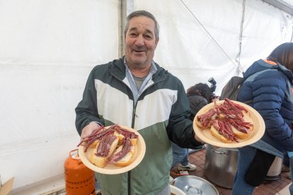 Instante del reparto de cecina en el barrio de San Pedro de la Fuente y Fuentecillas.