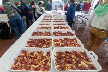 Instante del reparto de cecina en el barrio de San Pedro de la Fuente y Fuentecillas.