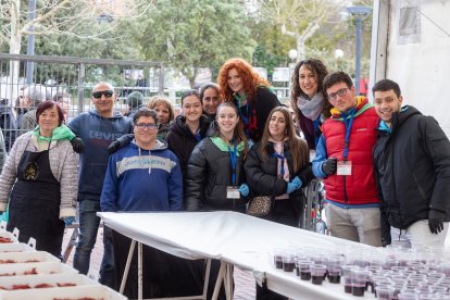 Instante del reparto de cecina en el barrio de San Pedro de la Fuente y Fuentecillas.
