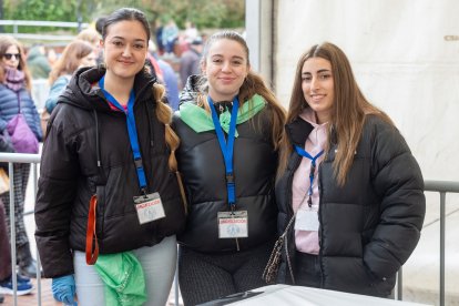 Instante del reparto de cecina en el barrio de San Pedro de la Fuente y Fuentecillas.