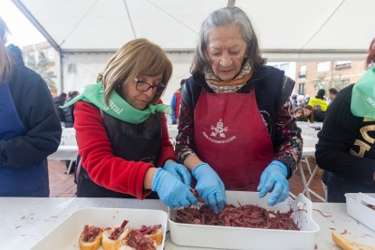 Instante del reparto de cecina en el barrio de San Pedro de la Fuente y Fuentecillas.