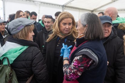 Instante del reparto de cecina en el barrio de San Pedro de la Fuente y Fuentecillas.