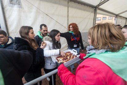 Instante del reparto de cecina en el barrio de San Pedro de la Fuente y Fuentecillas.