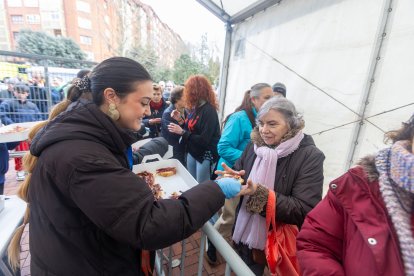 Instante del reparto de cecina en el barrio de San Pedro de la Fuente y Fuentecillas.