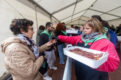 Instante del reparto de cecina en el barrio de San Pedro de la Fuente y Fuentecillas.