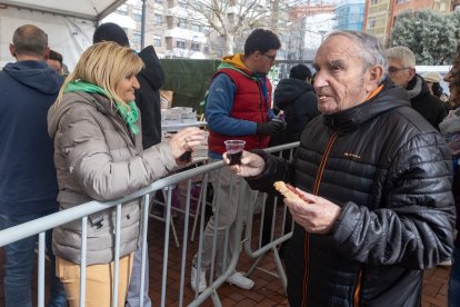 Instante del reparto de cecina en el barrio de San Pedro de la Fuente y Fuentecillas.