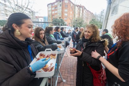 Instante del reparto de cecina en el barrio de San Pedro de la Fuente y Fuentecillas.