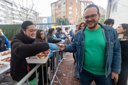 Instante del reparto de cecina en el barrio de San Pedro de la Fuente y Fuentecillas.