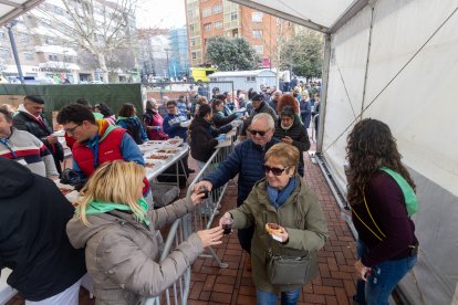 Instante del reparto de cecina en el barrio de San Pedro de la Fuente y Fuentecillas.