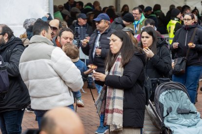Instante del reparto de cecina en el barrio de San Pedro de la Fuente y Fuentecillas.