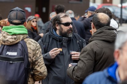 Instante del reparto de cecina en el barrio de San Pedro de la Fuente y Fuentecillas.