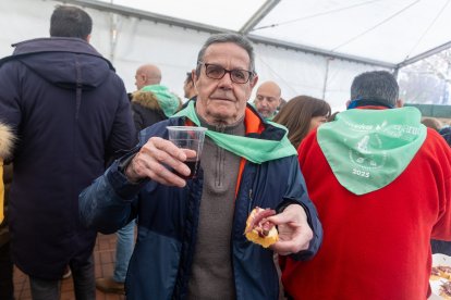 Instante del reparto de cecina en el barrio de San Pedro de la Fuente y Fuentecillas.