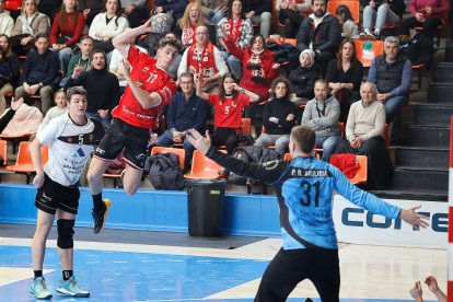 Imagen del partido entre el UBU San Pablo Burgos y Zarautz.