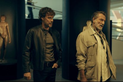 Daniel Grao (izquierda) y Cosimo Fusco, en una secuencia rodada en el Museo de la Evolución Humana de Burgos.