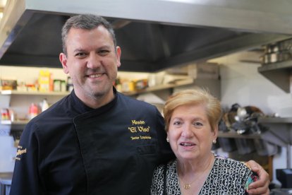 El chef Javier con su maestra y madre en El Viso