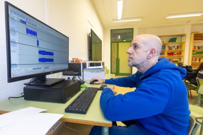 El coordinador de Cidcast durante el proceso de edición de los audios.