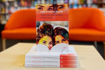 Ejemplares de la novela 'Todas las muchachas serán tuyas'.
