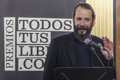 Manuel Astur, premio al mejor libro de poesía por 'El fruto siempre verde'.