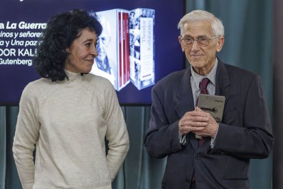 Olivia Lahoya, de la librería mirandesa Estudio, entregó el premio a Theodor Kallifatides.