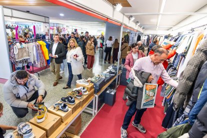 La alcaldesa recorría los más de 70 stands con el concejal de Comercio y otros representantes municipales.