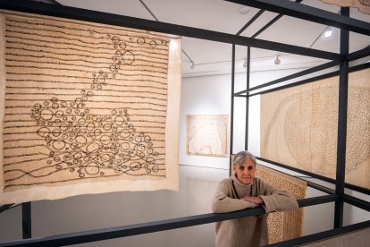 La pionera en el arte textil, Amparo de la Sota, exhibe su obra por primera vez en el CAB.