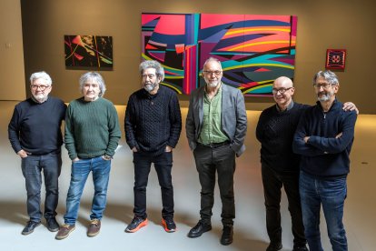 Integrantes del colectivo A Ua Crag posan juntos en la sala que asiste a su reencuentro artístico.