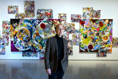 Adrián Navarro, junto a sus 'Galaxias', el tercer acto de 'Péndulo'.