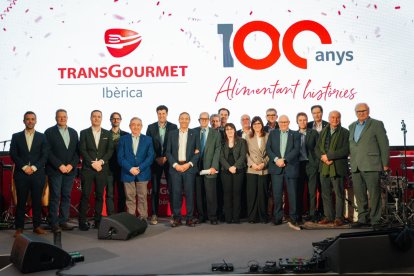 La celebración ha contado con la presencia de miembros de la plantilla y familiares, clientes, proveedores y autoridades.