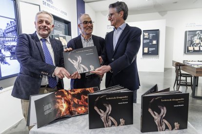 René Jesús Payo (Institución Fernán González, izquierda) y Emilio de Domingo (Fundación Círculo, derecha), escoltan al artista Pepe Carazo (centro) con varios ejemplares de la obra presentada.