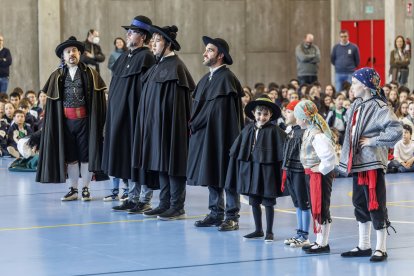 Canto a las Marzas en el colegio Sagrada Familia