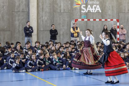 Canto a las Marzas en el colegio Sagrada Familia