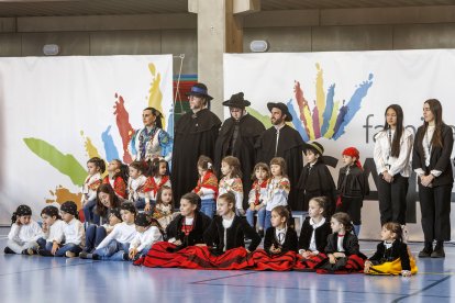 Canto a las Marzas en el colegio Sagrada Familia
