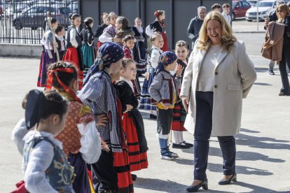Canto a las Marzas en el colegio Sagrada Familia