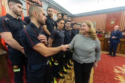 La alcaldesa, Cristina Ayala, saluda a los 13 nuevos efectivos del Cuerpo de Bomberos de Burgos.