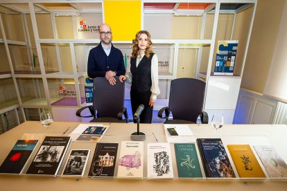 Andrés Abajo y Mar Sancho, con los libros finalistas del XXII Premio de la Crítica de Castilla y León.