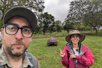 La pareja se fotografía con una tortuga.