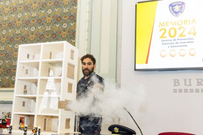 Demostración de un incendio en vivienda con una 'maqueta de humos'.