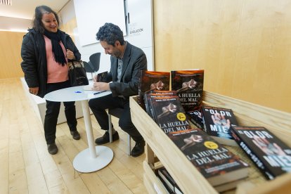 Manuel Ríos San Martín también firmó ejemplares de sus novelas.