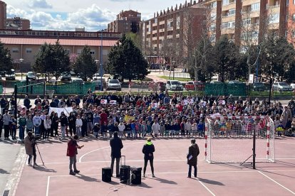 Imagen de la concentración celebrada hoy en el colegio Fernán González en apoyo del árbitro agredido
