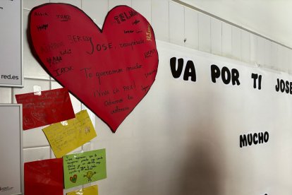 Imagen de los mensajes de ánimo que los alumnos le han dejado en la puerta de su casa