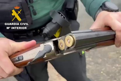 El cazador llevaba el arma cargada sobre sus piernas en el vehículo.