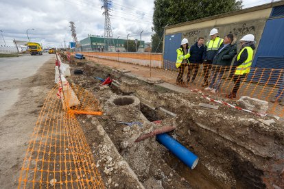 Obras de renovación de las redes de saneamiento y abastecimiento en la calle Montes de Oca, del polígono de Villalonquéjar.