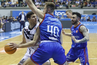 Imagen del partido entre el Silbö San Pablo Burgos y el Grupo Ureta Tizona Burgos.