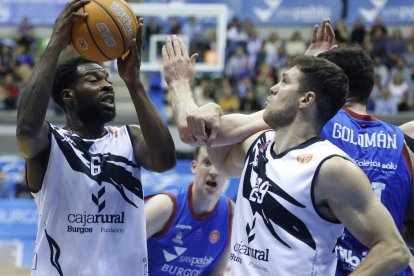 Imagen del partido entre el Silbö San Pablo Burgos y el Grupo Ureta Tizona Burgos.