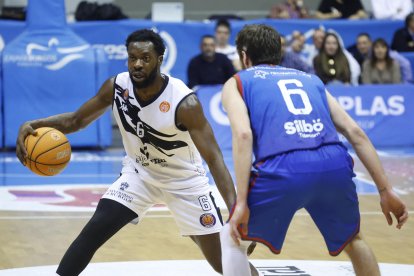 Imagen del partido entre el Silbö San Pablo Burgos y el Grupo Ureta Tizona Burgos.