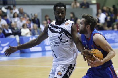 Imagen del partido entre el Silbö San Pablo Burgos y el Grupo Ureta Tizona Burgos.