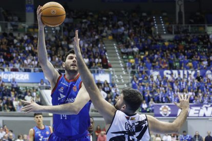 Imagen del partido entre el Silbö San Pablo Burgos y el Grupo Ureta Tizona Burgos.