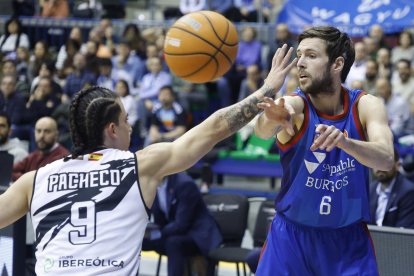 Imagen del partido entre el Silbö San Pablo Burgos y el Grupo Ureta Tizona Burgos.