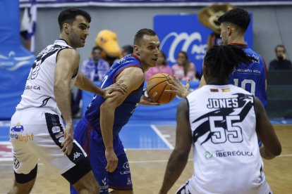 Imagen del partido entre el Silbö San Pablo Burgos y el Grupo Ureta Tizona Burgos.