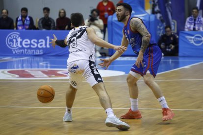Imagen del partido entre el Silbö San Pablo Burgos y el Grupo Ureta Tizona Burgos.